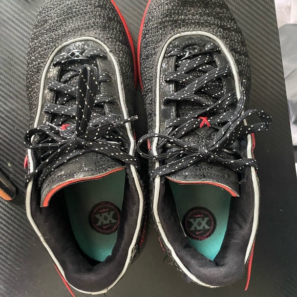 Lebron 20 150$ Size 9 - Picture 2 of 4